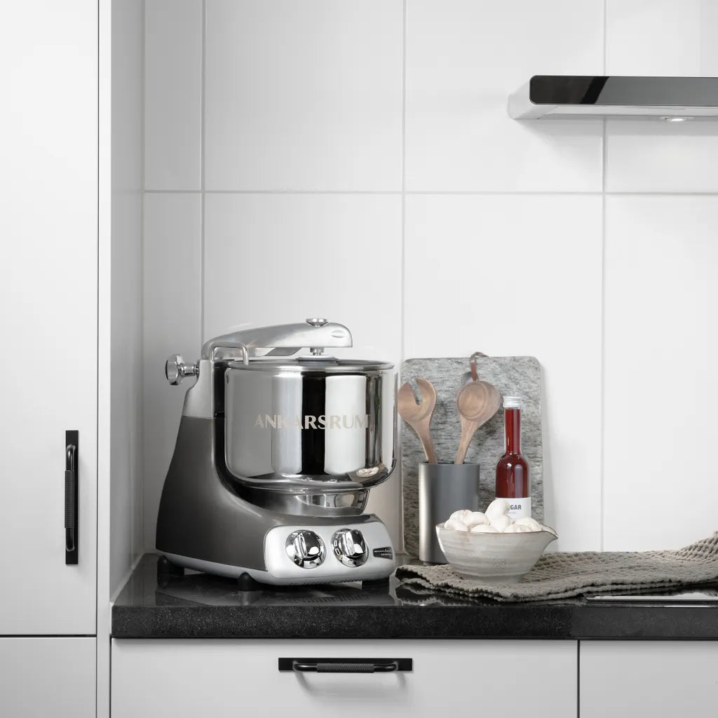 Ankarsrum AKM6230 Küchenmaschine – 1500W, 7L Edelstahl, 5kg Teig, Schwarz/Chrom, Made in Sweden